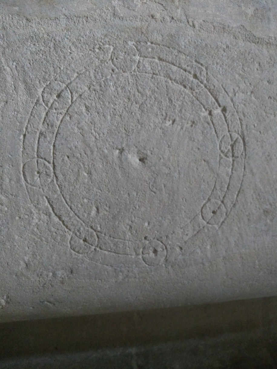 Znalezisko odkryte na schodach Walezego to rodzaj znaku apotropaicznego. /Mariusz Meus  /