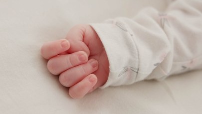 Znaleźli noworodka ukrytego w szafce. Wstrząsające sceny w Mławie