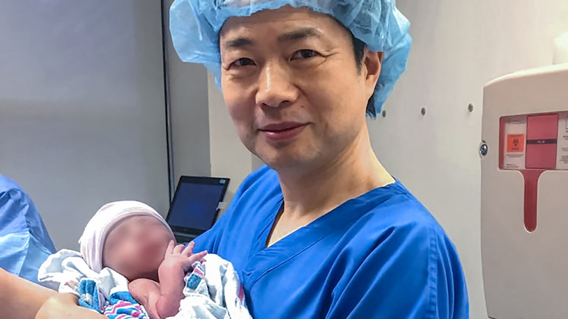 Znamienny jest pierwszy na świecie przypadek urodzenia dziecka metodą MTD w 2016 roku, kiedy amerykański zespół lekarzy musiał wyjechać do Meksyku, aby przeprowadzić leczenie. Na zdjęciu doktor John Zhang, trzymający pierwsze w historii dziecko urodzone dzięki metodzie MTD