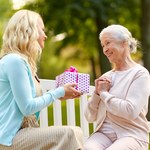 Znana drogeria oferuje hitowe promocje na kosmetyki i perfumy! Wielkie okazje cenowe na Dzień Matki!