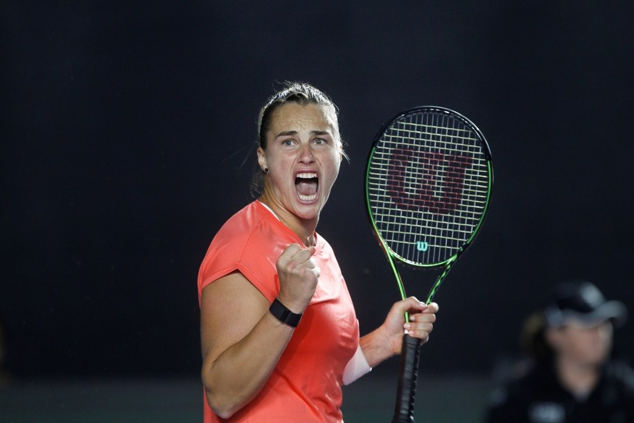 Znana z ryzykownej gry Białorusinka posłała 29 uderzeń wygrywających i miała aż 42 niewymuszone błędy /FRANCISCO GUASCO /PAP/EPA