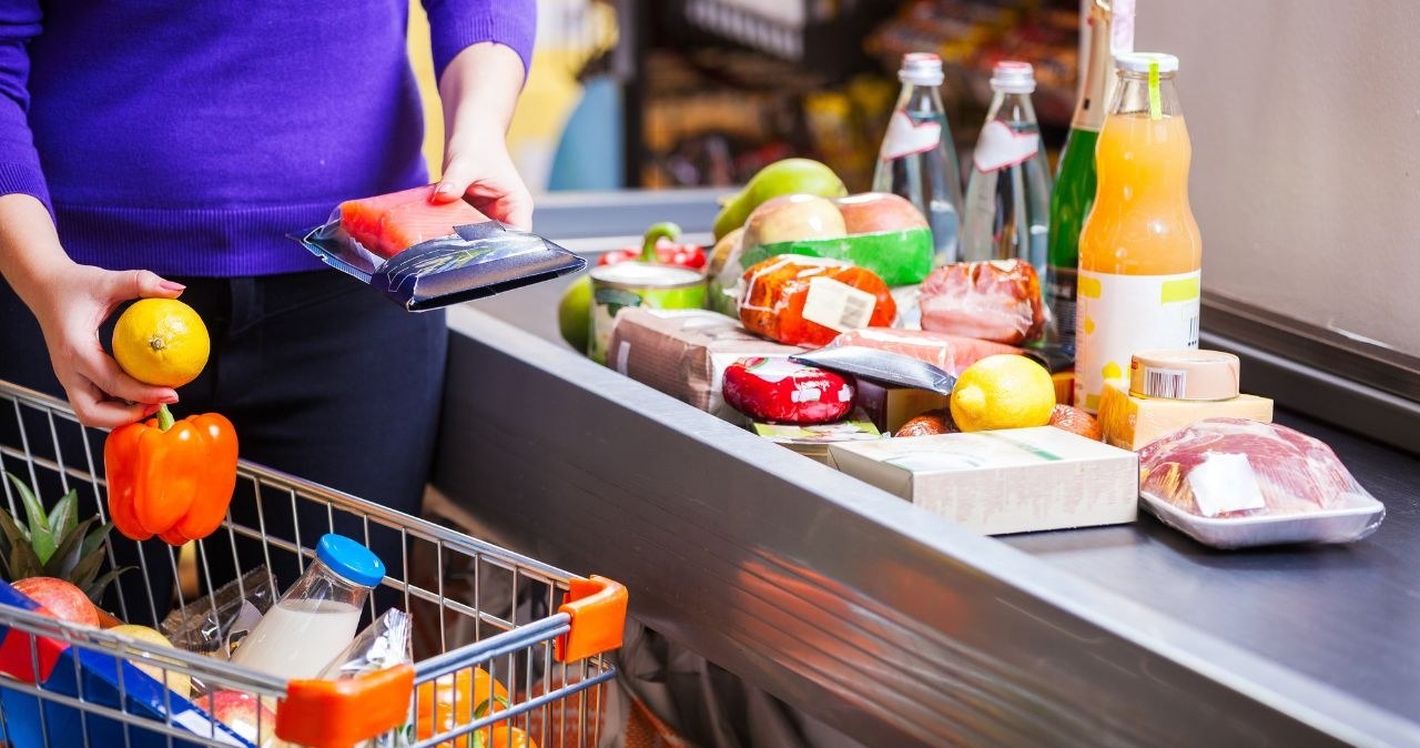 Znane sklepy wydłużają godziny pracy przed świętami! /adobestock /INTERIA.PL