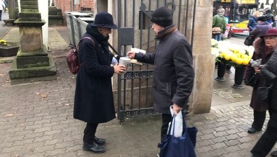 Znani i lubiani kwestują na Powązkach. "Najważniejsza jest pamięć"