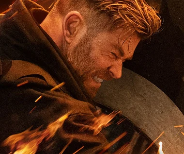 Znany aktor w płomieniach. Ekstremalna scena w filmie Netfliksa