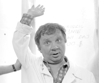 Znany był też z ról teatralnych, m.in. Chlestakowa w "Rewizorze" Mikołaja Gogola (Teatr Ludowy w Warszawie, 1968, reż. Jan Bratkowski) czy Ryszarda w "Ryszardzie III" Williama Szekspira Teatr Powszechny w Łodzi, 1977, reż. Jerzy Hoffmann).

Występował również w spektaklach Teatru Telewizji - m.in. jako Szwejk w "Spotkaniach ze Szwejkiem" Jarosława Haszka (1989, reż. Paweł Trzaska) i jako Królik w "Alicji w Krainie Czarów" Lewisa Carrolla (1995, reż. Maciej de Korczak-Leszczyński).