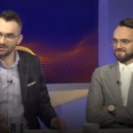 Znany komentator piłkarski gra w słynną grę przed hitowym spotkaniem