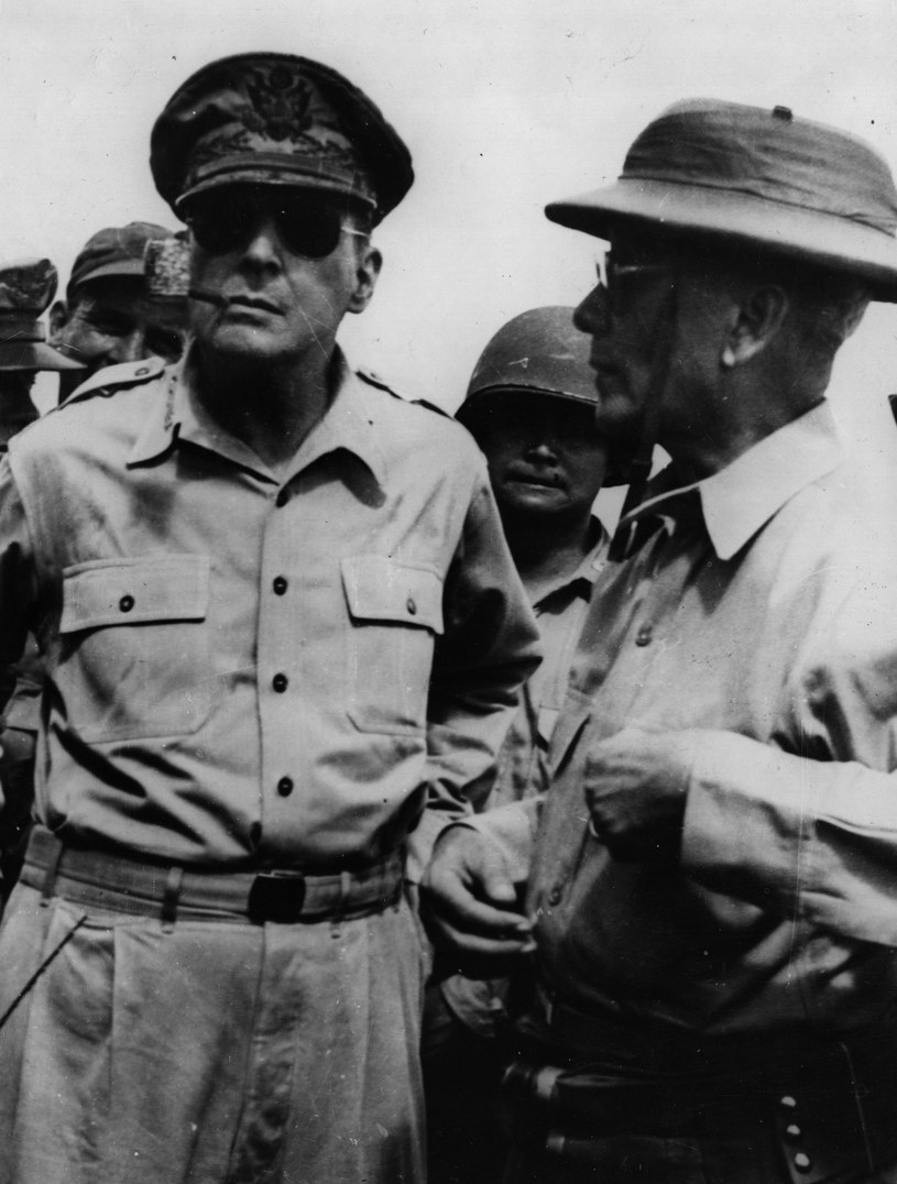 Znany palacz gen. MacArthur był wielkim fanem tych zapalniczek /Getty Images/Flash Press Media