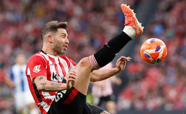 Znany piłkarz zawieszony. Tłumaczy, że walczył z łysieniem