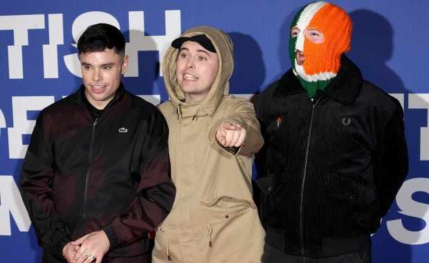 Znany raper oskarżony o wspieranie terrorystów. Poszło o flagę na koncercie