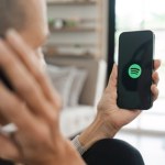 Znany serwis muzyczny usunął miliony utworów. Idzie na wojnę z AI