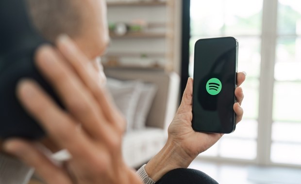 Znany serwis muzyczny usunął miliony utworów. Idzie na wojnę z AI