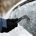 Znasz sztuczkę ze skrobaczką? Dzięki niej szybko pozbędziesz się lodu