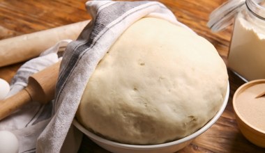 Znasz zasadę 36:20? Ciasto drożdżowe jest pulchne, delikatne i aż wychodzi z miski 