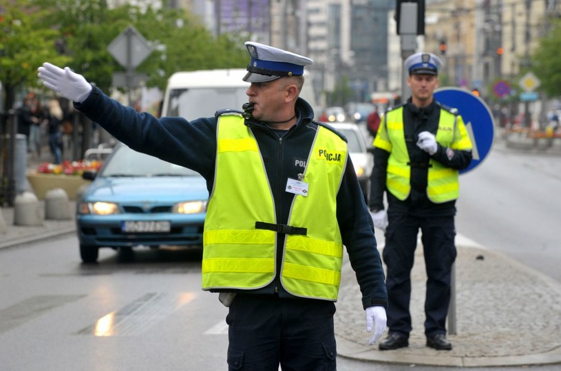 Znasz znaczenie wszystkich gestów, stosowanych przez policjantów do kierowania ruchem? /KFP/REPORTER /Agencja SE/East News