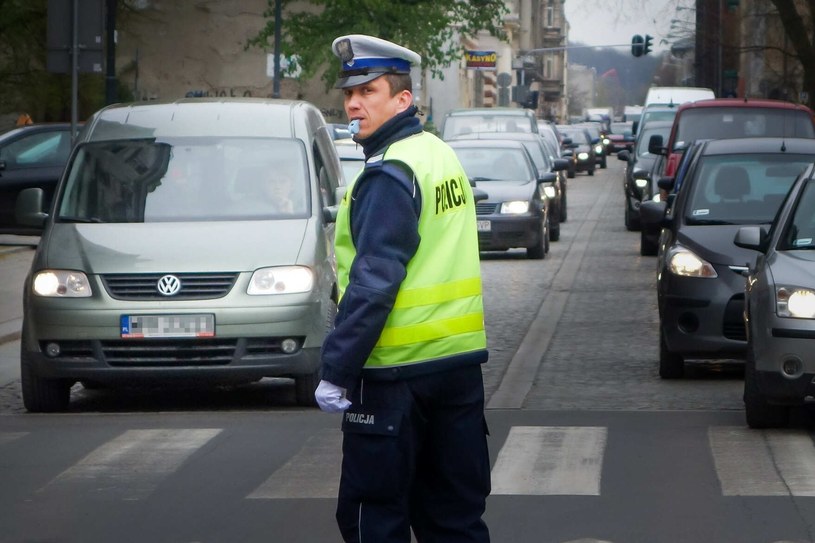 Znasz znaczenie wszystkich gestów, stosowanych przez policjantów do kierowania ruchem? /Piotr Kamionka/ REPORTER /East News