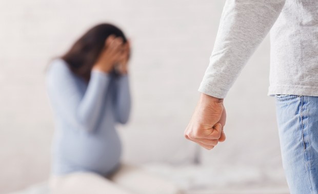 Znęcał się nad ciężarną partnerką. Okrucieństwo 19-latka szokuje