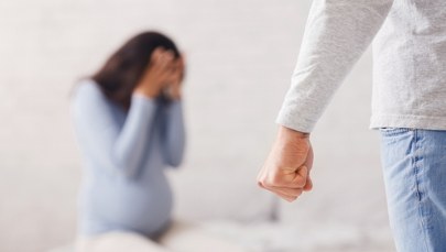 Znęcał się nad ciężarną partnerką. Okrucieństwo 19-latka szokuje