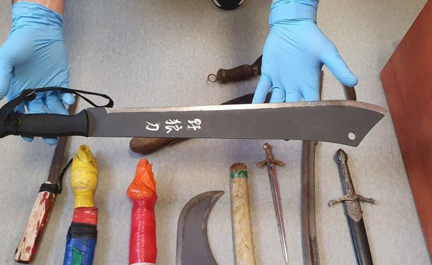 Znęcał się nad żoną. W domu maczeta, miecze i sztylety