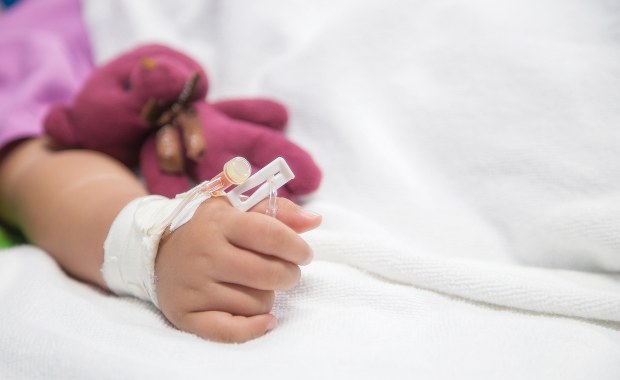 Znęcali się nad 4-miesięczną córką. W ich procesie zeznawał lekarz