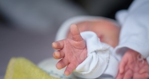 Znęcali się nad półtoraroczną dziewczynką. Młodzi rodzice zatrzymani