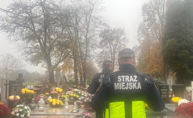 ​"Znicz" i "Hiena": Stołeczna straż miejska dba o bezpieczeństwo na cmentarzach