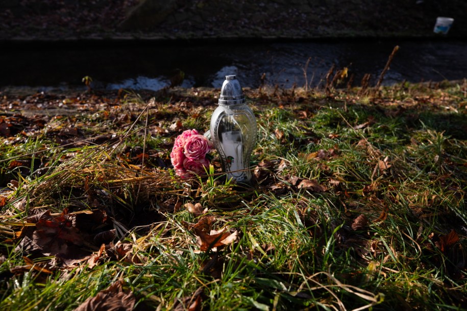 Znicz i kwiaty w pobliżu miejsca tragedii /Krzysztof Ćwik /PAP