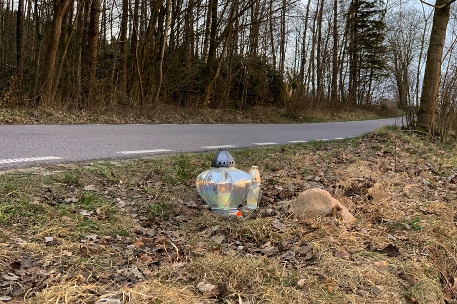 Znicz na miejscu wypadku w Szymbarku (zdj. z kwietnia 2022 r.) /Piotr Hukalo /East News