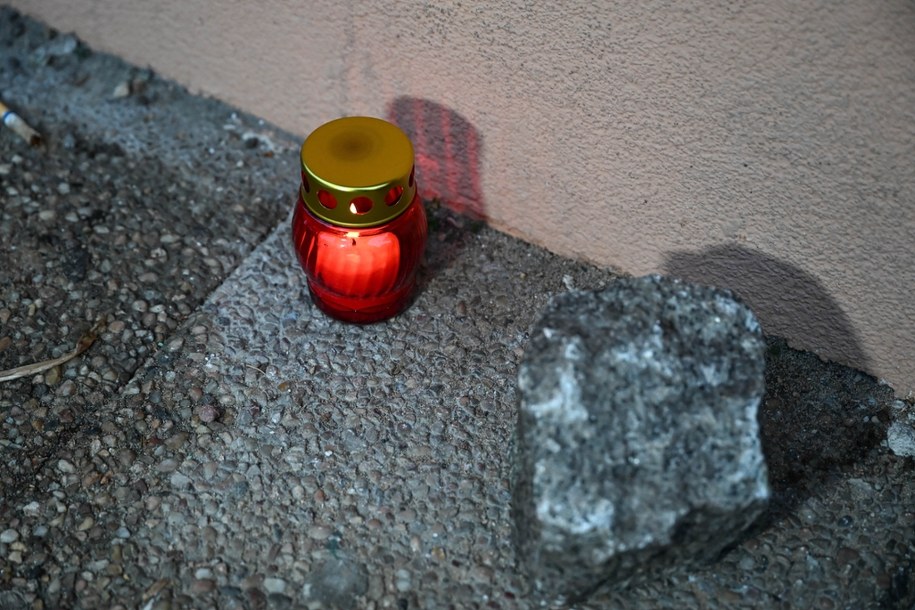 Znicz przed wejściem na klatkę schodową bloku w Ustce, w którym doszło do zabójstwa /Piotr Kowala /PAP