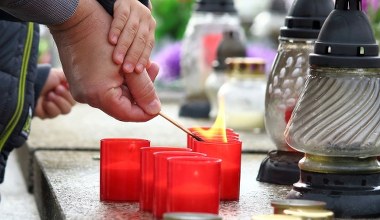 ​Znicze będą się paliły nawet tydzień. Wystarczy, że przed wyjściem na cmentarz zrobisz to