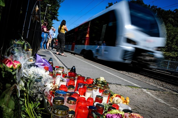 Znicze i kwiaty na miejscu tragedii /Sascha Steinbach /PAP/EPA