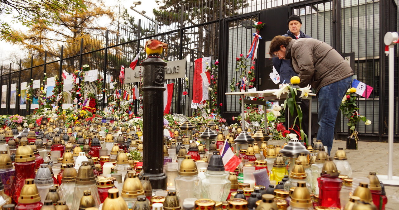 Znicze i kwiaty pod Ambasadą Francji