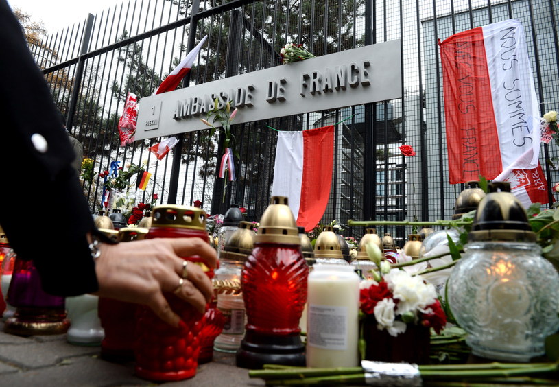Znicze i kwiaty przed ambasadą Republiki Francuskiej w Warszawie /Jacek Turczyk /PAP
