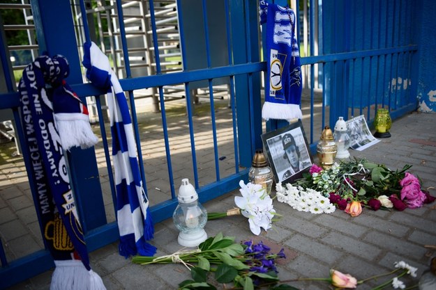 Znicze i kwiaty przed bramą stadionu Unii Tarnów /Paweł Topolski /PAP