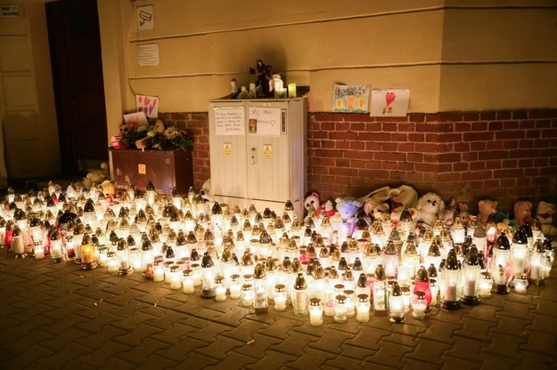 Znicze i maskotki w miejscu, gdzie doszło do śmiertelnego ugodzenia nożem 5-letniego Maurycego /	Jakub Kaczmarczyk   /PAP