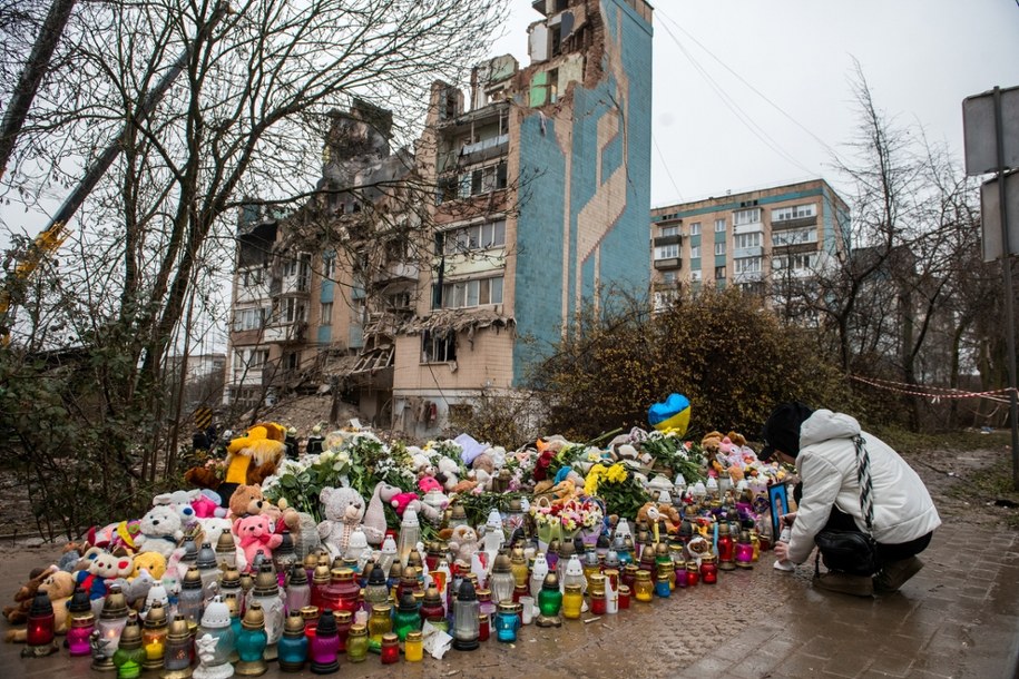 Znicze i maskotki w miejscu uderzenia rosyjskiej rakiety manewrującej w wielopiętrowy budynek mieszkalny w Tarnopolu /Vladyslav Musiienko /PAP