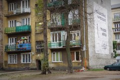 Znicze i pluszaki na miejscu tragedii na warszawskiej Pradze