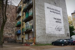 Znicze i pluszaki na miejscu tragedii na warszawskiej Pradze