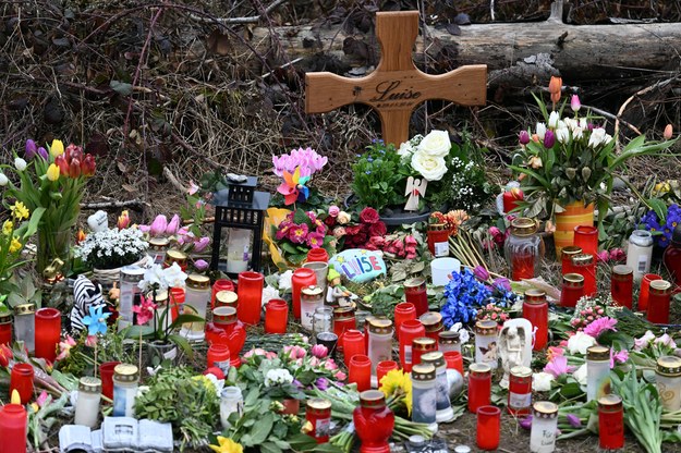 Znicze, kwiaty i maskotki w miejscu zabicia 12-letniej Luise /FEDERICO GAMBARINI  /PAP/EPA