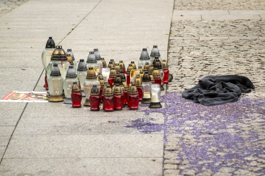 Znicze na miejscu zabójstwa /Tytys Żmijewski /PAP