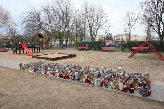 Znicze na placu zabaw, gdzie 14 listopada 2019 r. zginął 21-letni Adam /	Tomasz Wojtasik /PAP