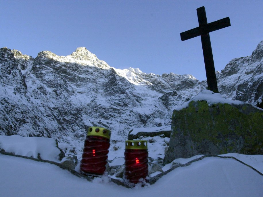 Znicze nad Czarnym Stawem pod Rysami w Tatrach. 2003 / 	Grzegorz Momot    /PAP