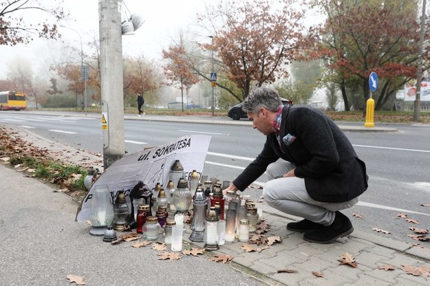 Znicze postawione przez mieszkańców warszawskich Bielan na miejscu śmiertelnego wypadku /	Tomasz Gzell   /PAP