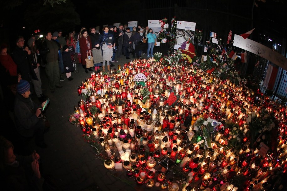 Znicze przed francuską ambasadą w Warszawie /PAP/Tomasz Gzell /PAP