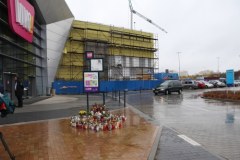 Znicze przed galerią handlową w Stalowej Woli