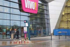 Znicze przed galerią handlową w Stalowej Woli