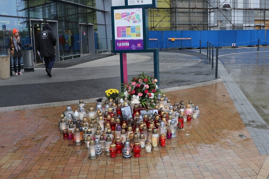 Znicze przed galerią handlową w Stalowej Woli /Józef Polewka /RMF FM