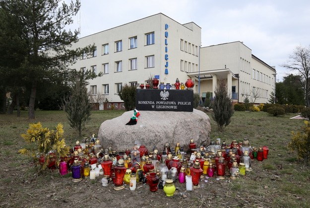 Znicze przed Komendą Powiatową Policji w Legionowie /Paweł Supernak /PAP