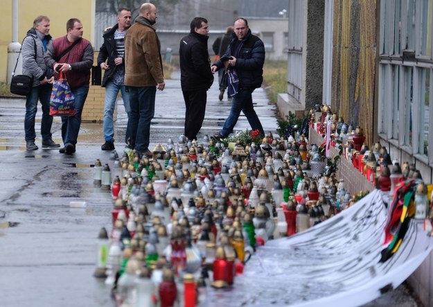 Znicze przed kopalnią CSM Stonava w czeskiej Stonavie koło Karwiny /PAP