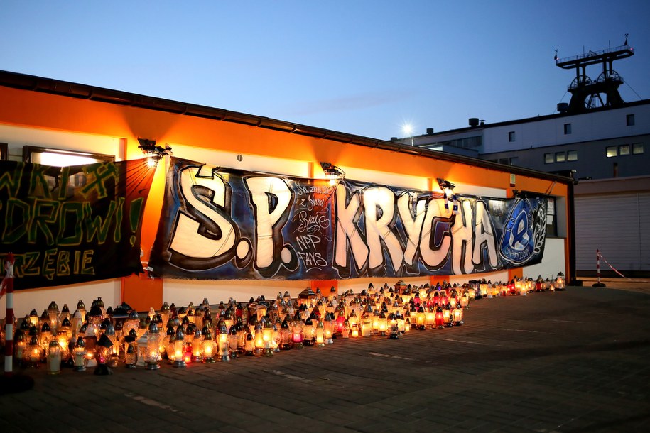 Znicze przed kopalnią węgla kamiennego Borynia-Zofiówka Ruch Zofiówka w Jastrzębiu-Zdroju /Zbigniew Meissner /PAP