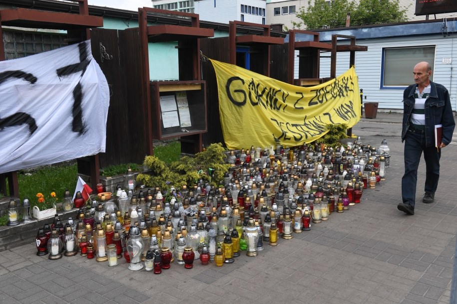 Znicze przed kopalnią Zofiówka /	Jacek Bednarczyk   /PAP